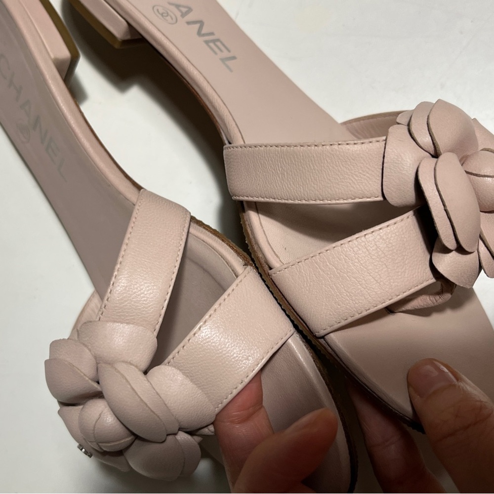 CHANEL Nude light pink Floral Slide Sandals - Picture 7 of 9